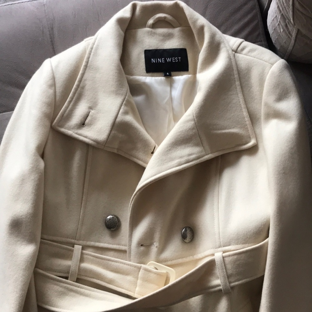 Nine West coat (size 4). White(beige) color